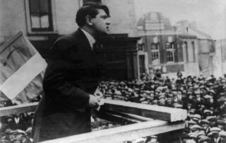 Michael Collins przemawiający do tłumu w Cork w Dzień Świętego Patryka (17 marca 1922 r.)