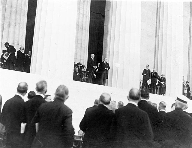 Przewodniczący Komisji Pamięci Lincolna (i były prezydent) William Howard Taft (po prawej) oraz prezydent Warren G. Harding (po lewej) na uroczystości oddania Mauzoleum Lincolna.