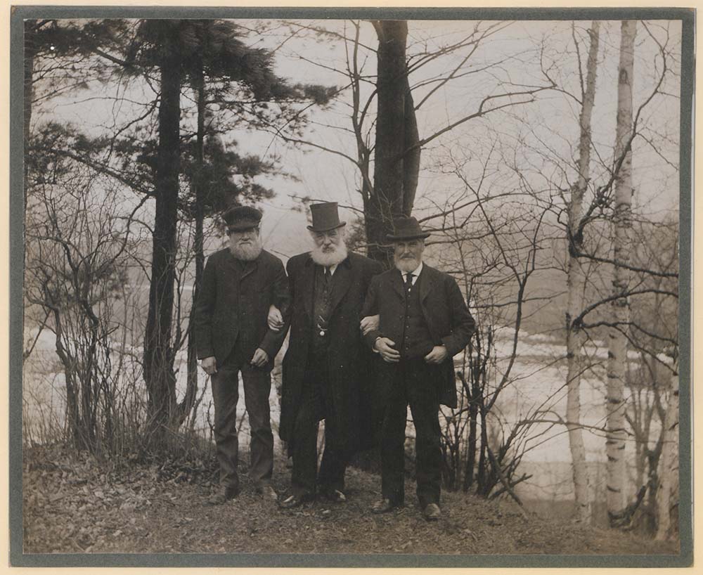 Alexander Bell, McIntyre and Brooks, którzy położyli pierwszą linię w domu z telefonem Źródło foto: British Library, domena publiczna