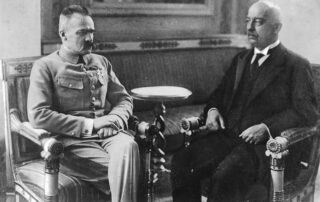 Naczelnik Państwa Józef Piłsudski podczas rozmowy z nowo wybranym prezydentem Gabrielem Narutowiczem w Belwederze. ŹRÓDŁO 1: Narodowe Archiwum Cyfrowe