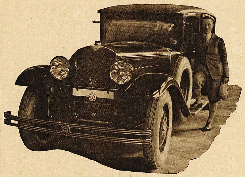 OPIS FOTO 2: Tadeusz Tański przy zaprojektowanym modelu CWS T-1 ŹRÓDŁO 2: Auto, ilustrowane czasopismo sportowo-techniczne, Rok VIII, Nr 6, 1929, autor nieznany, domena publiczna