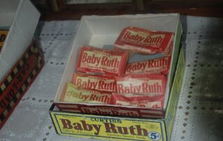 Baby Ruth - Batonik pełen sławy - Portsmouth w Karolinie Północnej, opuszczona wioska w North Core Banks: towary na poczcie i w sklepie wielobranżowym: batonik Curtiss Baby Ruth - Źródło: Jarek Tuszyński / CC-BY-SA-3.0