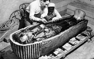 Howard Carter otwiera najgłębszą świątynię grobowca króla Tutanchamona w pobliżu Luksoru w Egipcie, do której jeden z „chłopców na posyłki” Cartera znalazł schody. Źródło: Archiwum The New York Times, Wikimedia Commons, domena publiczna
