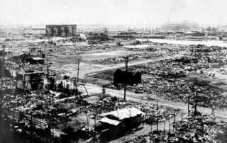 Wielkie trzęsienie ziemi w Kanto w 1923 roku (widok z Kotobuki Junior School w Jokohamie). Źródło: Yokohama Central Library, domena publiczna