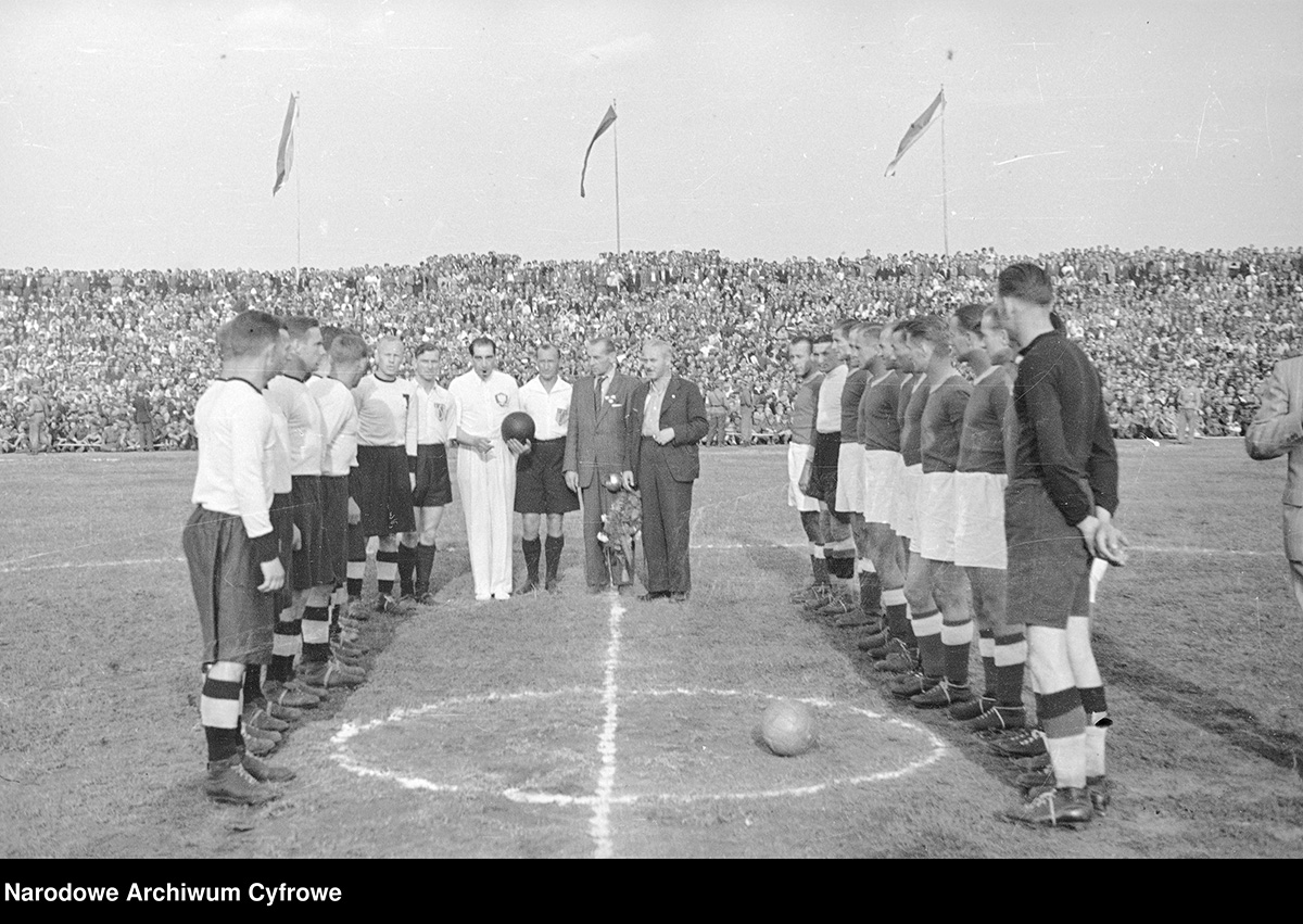 Mecz piłki nożnej (1945-1950) Źródło: Narodowe Archiwum Cyfrowe
