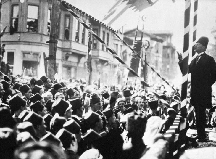Kemal publicznie przemawiający w 1924 roku ŹRÓDŁO: Wikimedia Commons, Republic of Turkey Government http://www.kultur.gov.tr, domena publiczna