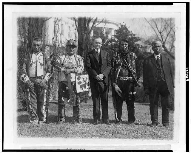 Prezydent USA Calvin Coolidge z czterema Indianami Osage po podpisaniu ustawy przyznającej Indianom pełne obywatelstwo Źródło: National Photo Company, Library of Congress, LC-USZ62-111409, https://www.loc.gov/pictures/item/94508991/
