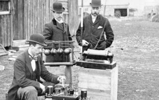 Inżynierowie poczty przeprowadzają inspekcję urządzeń ojca radiokomunikacji Marconiego w 1897 roku, Źródło: Cardiff Council Flat Holm Project - Cardiff Council Flat Holm Project, https://creativecommons.org/licenses/by/3.0