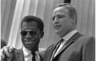 Pisarz James Baldwin i aktor Marlon Brando na Marszu Praw Obywatelskich w Waszyngtonie Źródło: The National Archives and Records Administration, Records of the U.S. Information Agency, autor Rowland Scherman, https://catalog.archives.gov/id/542060