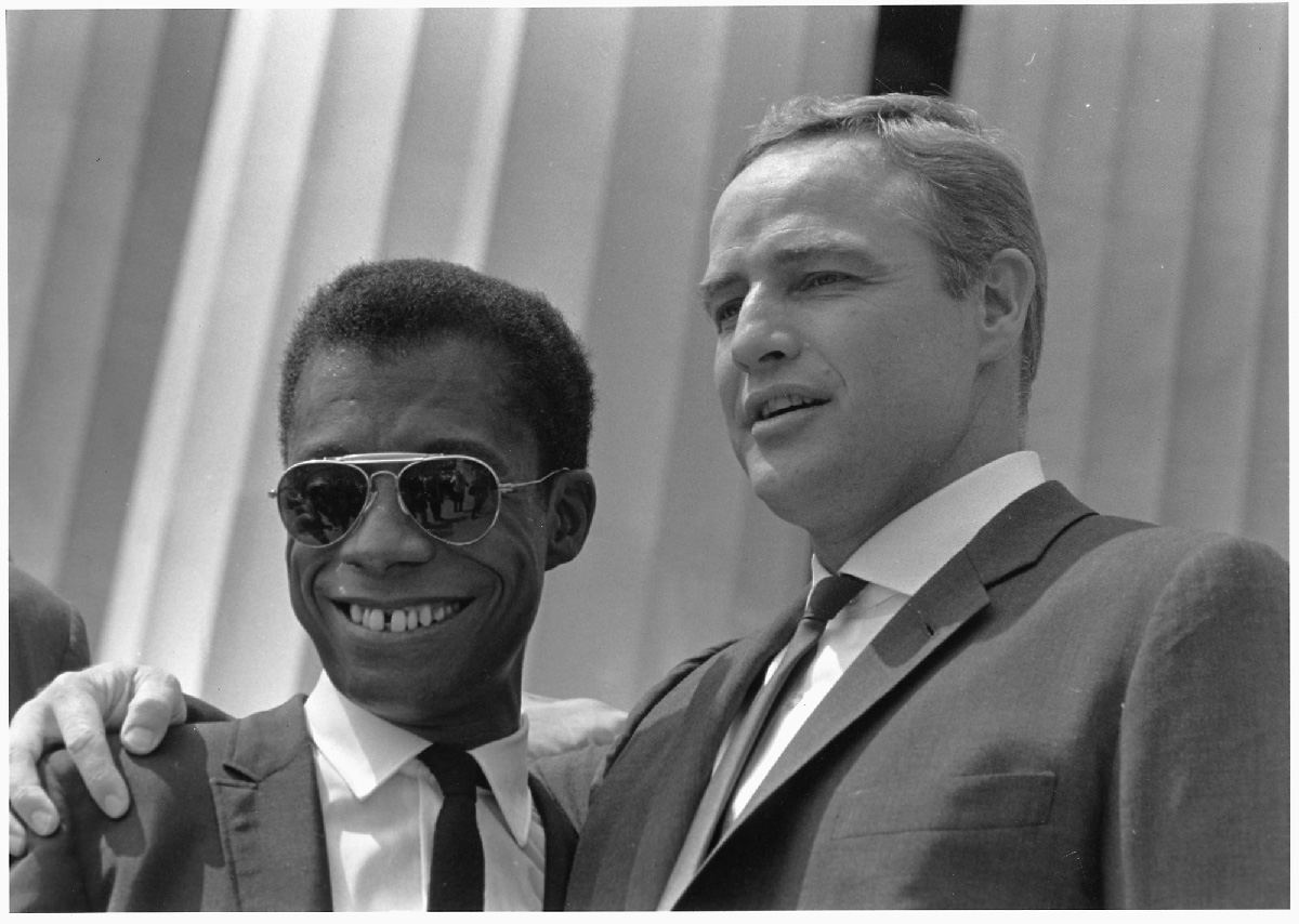 Pisarz James Baldwin i aktor Marlon Brando na Marszu Praw Obywatelskich w Waszyngtonie Źródło: The National Archives and Records Administration, Records of the U.S. Information Agency, autor Rowland Scherman, https://catalog.archives.gov/id/542060