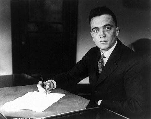 J. Edgar Hoover, portret w połowie długości, siedzi przy biurku, zwrócony w lewo ŹRÓDŁO: Library of Congress Prints and Photographs Division Washington, D.C. 20540 USA, https://www.loc.gov/pictures/item/2005685049/