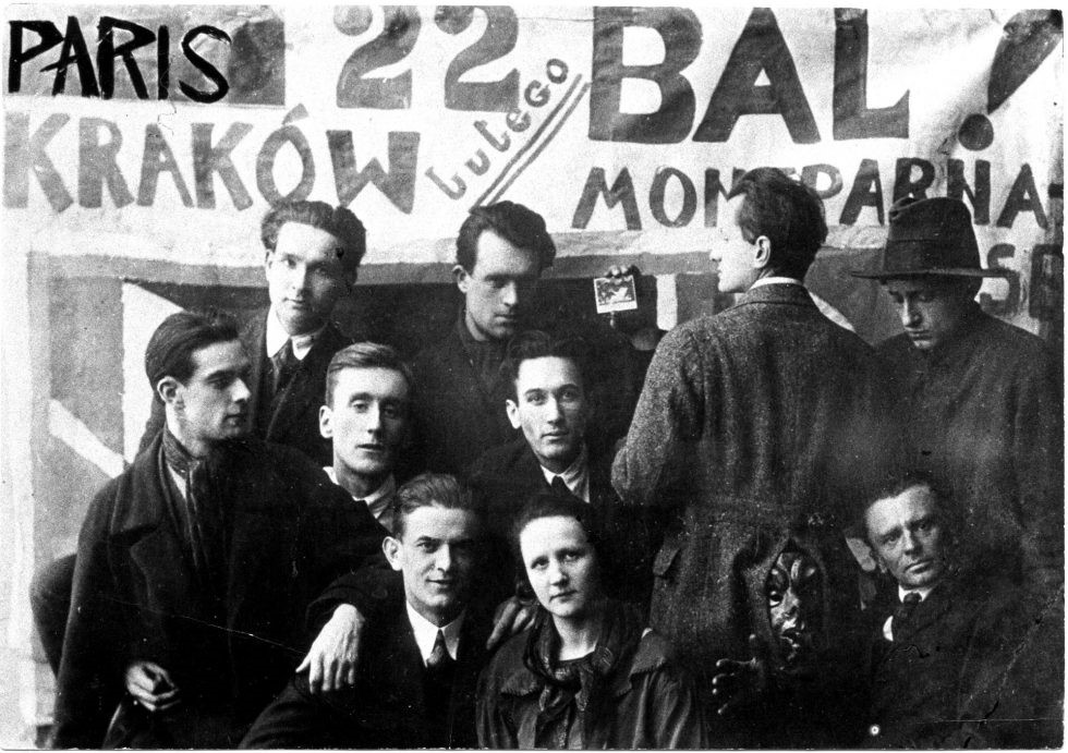 Bal Montparnasse, 1925, Grupa K.P. na tle dekoracji przygotowanych na bal w Krakowie w sali Teatru Starego. Źródło: Fotografia z archiwum Jacka Cybisa