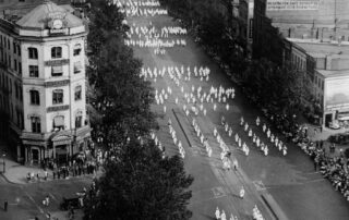 Źródło: Library of Congress No known restrictions on publication. Ku Klux Klan parade, Washington, D.C., Sept. 13, 1926 https://www.loc.gov/resource/cph.3b39318/