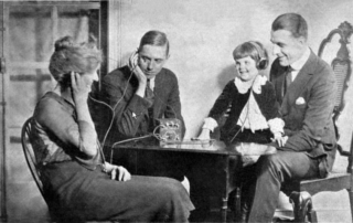 Rodzina słuchająca radia kryształkowego w latach dwudziestych XX wieku